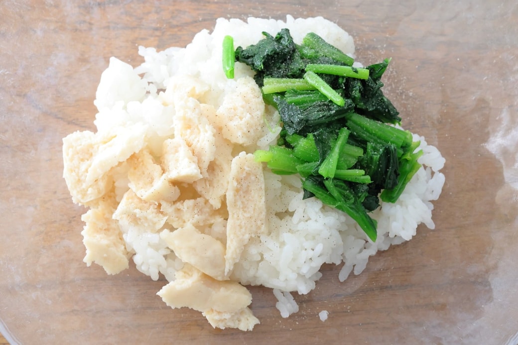 「サラダチキンとほうれん草のおにぎり」