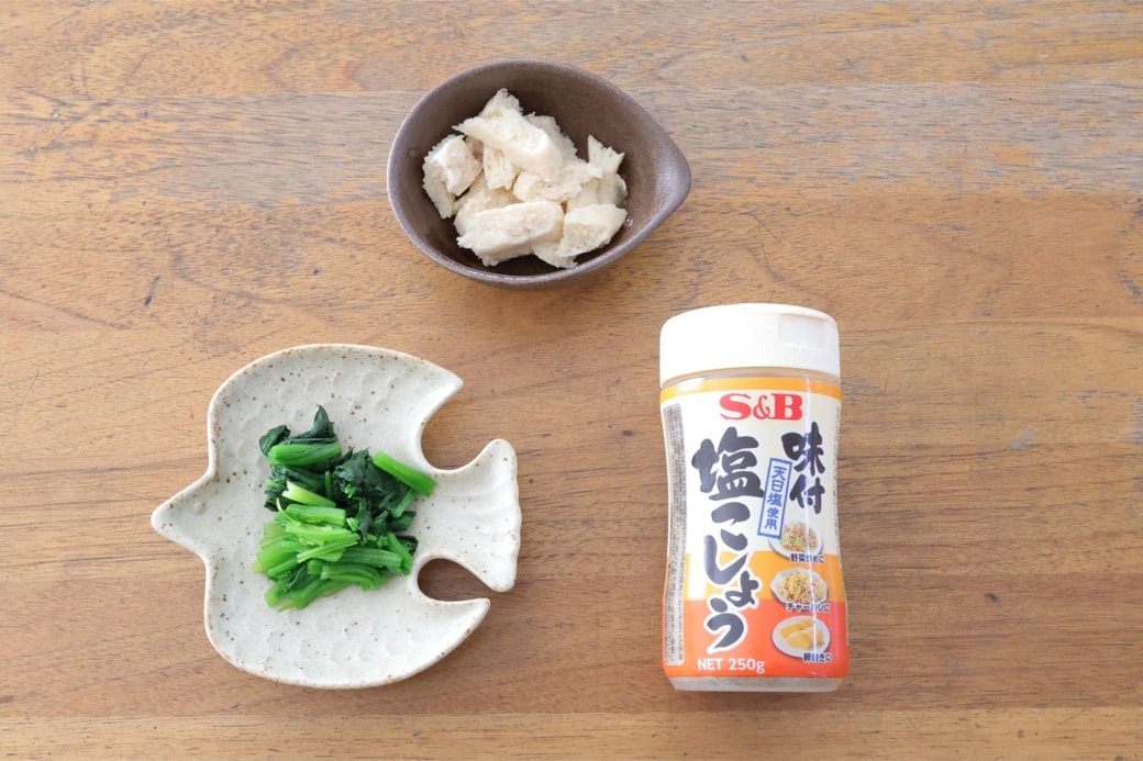 「サラダチキンとほうれん草のおにぎり」