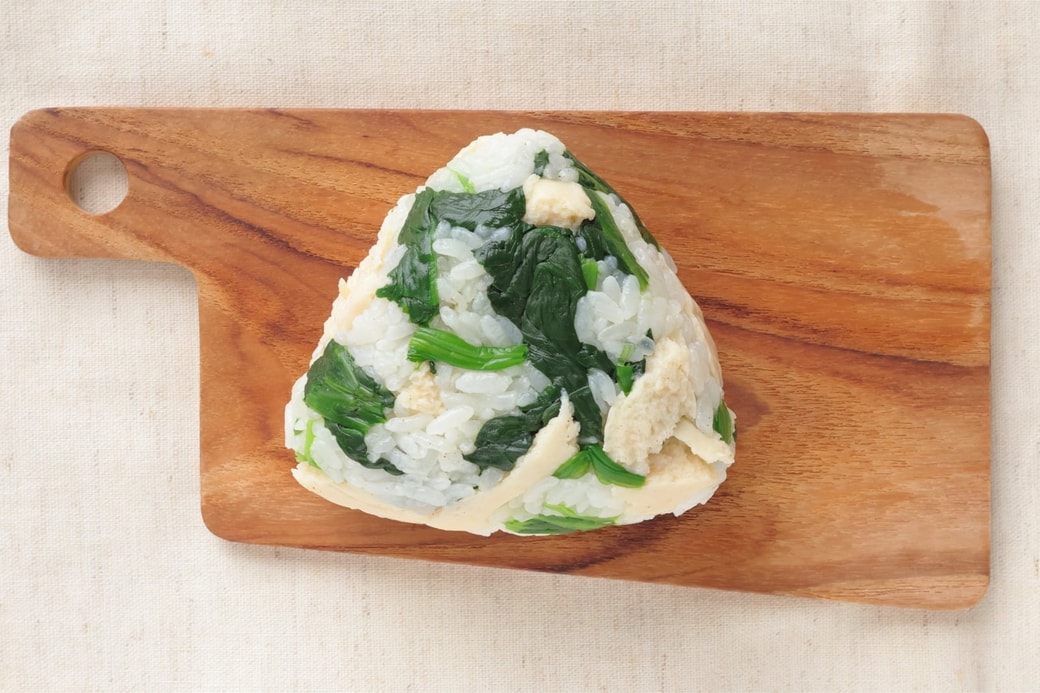 「サラダチキンとほうれん草のおにぎり」