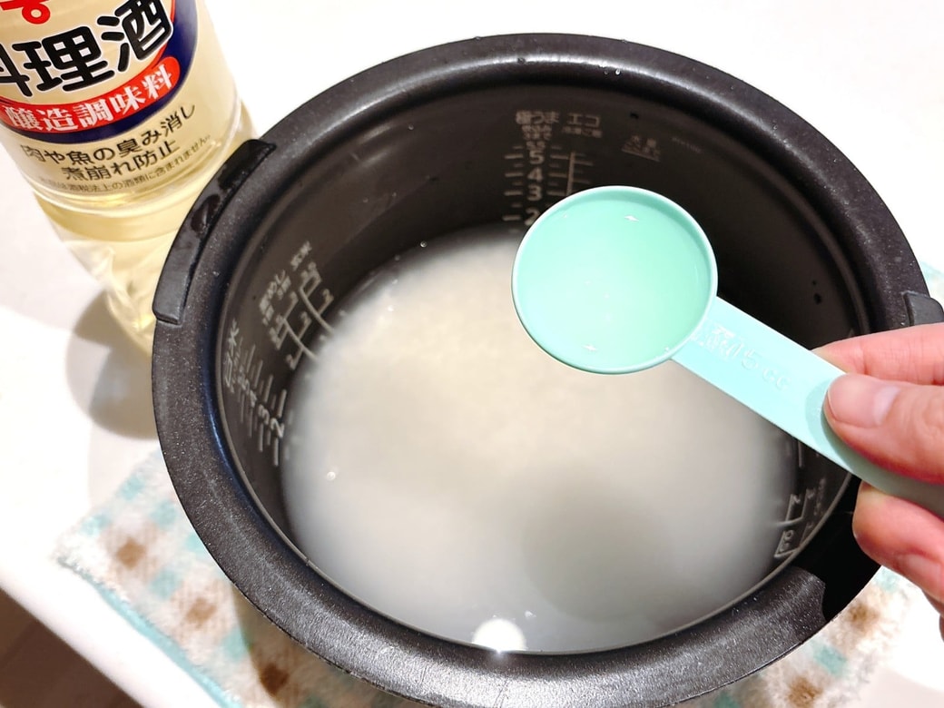 料理酒を加えて炊く