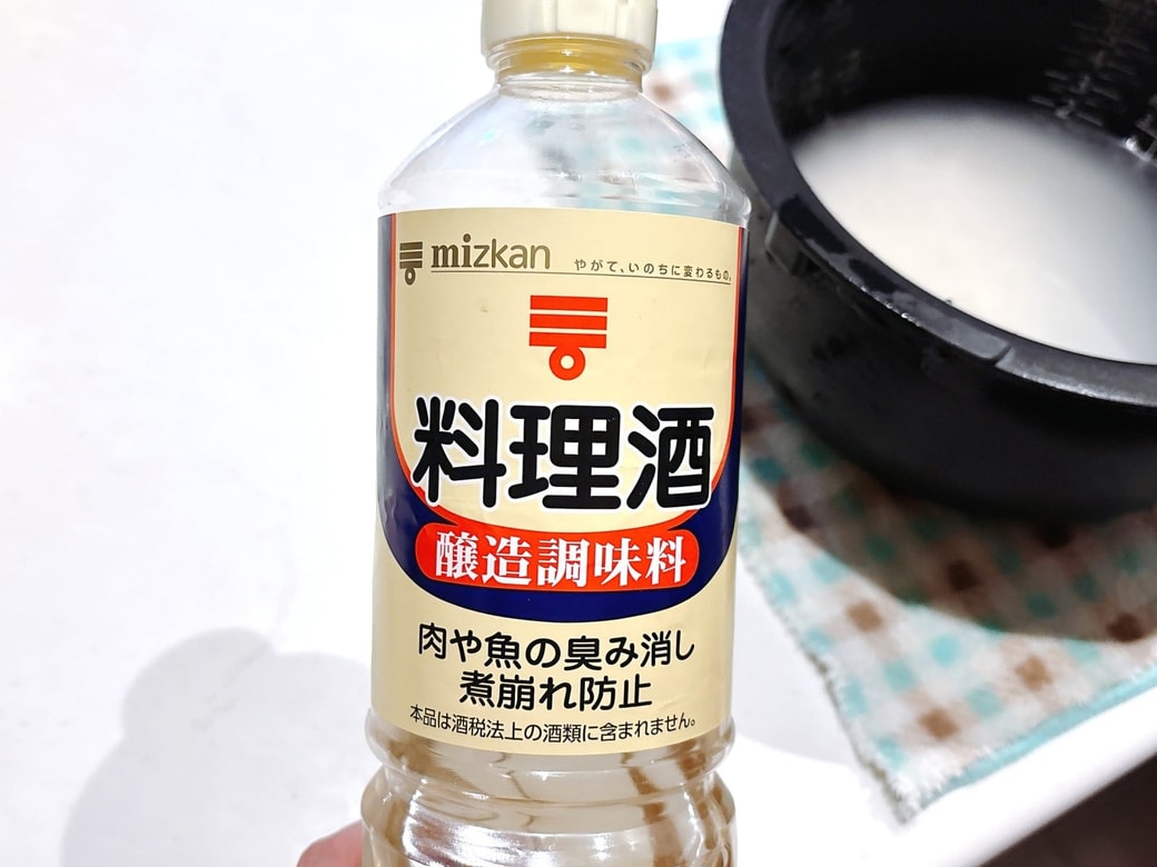 お米にお酒を加える