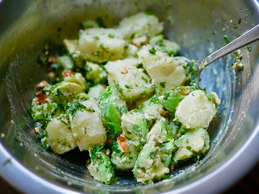 アボカドとじゃがいもを混ぜ合わせる