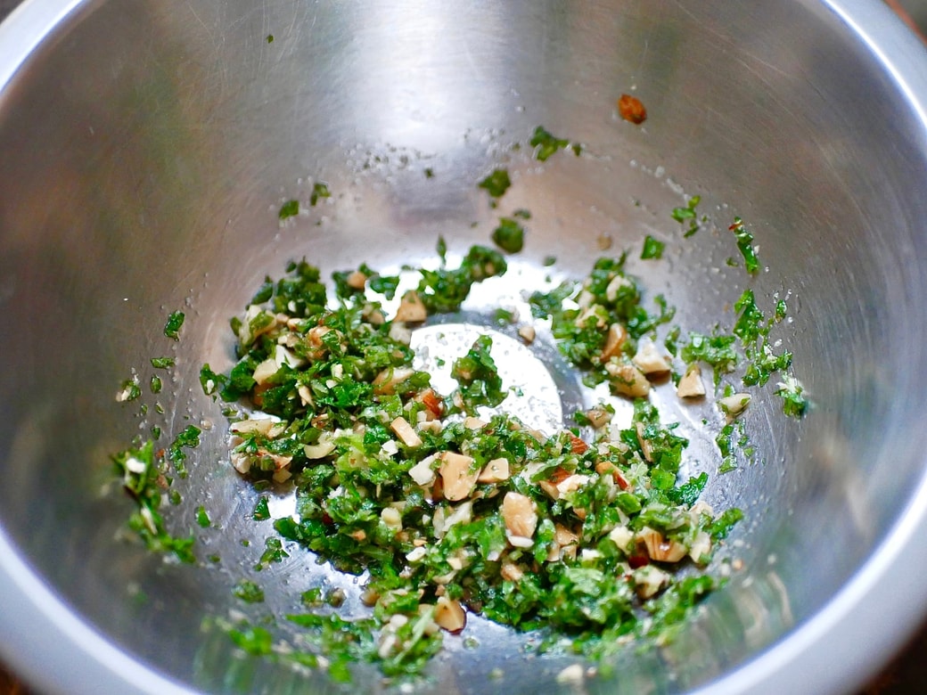 大葉、ナッツ、サラダ油、塩を混ぜる