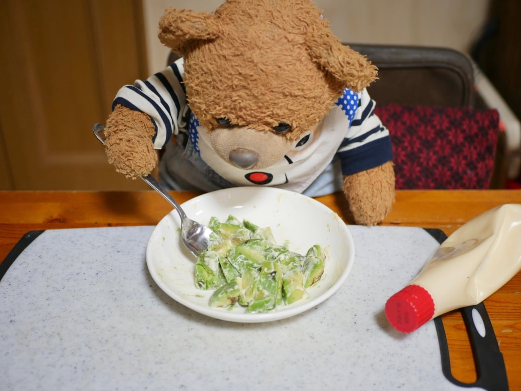 アボカドにマヨネーズを絡める