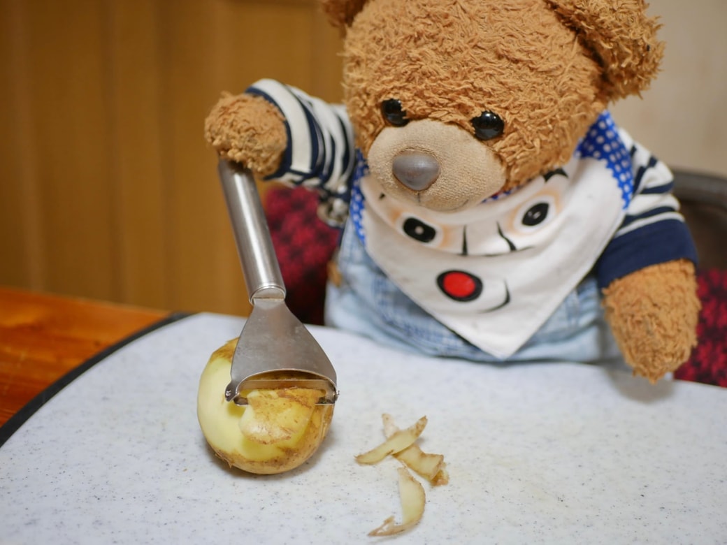 じゃがいもの皮をむく