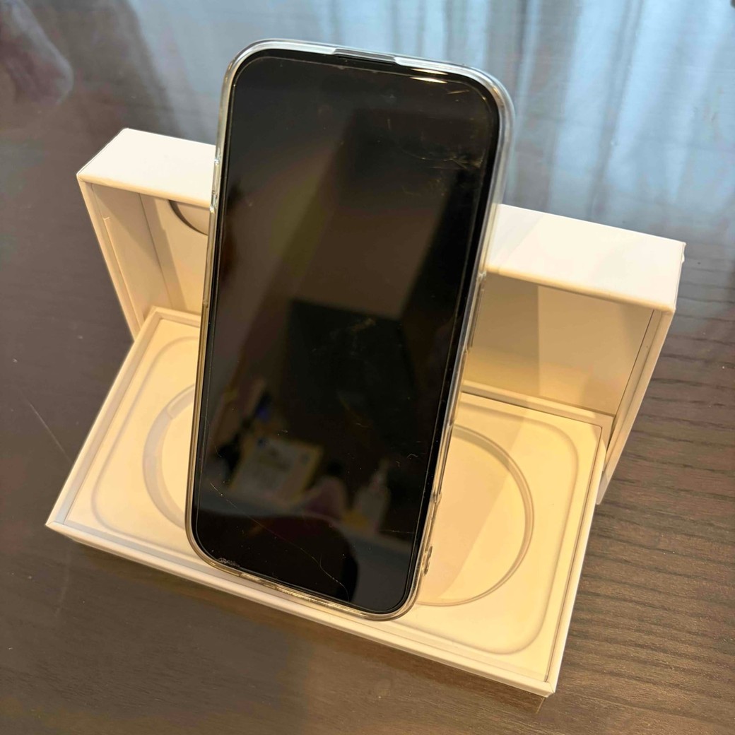 空ケースをスマホスタンドにしているところ