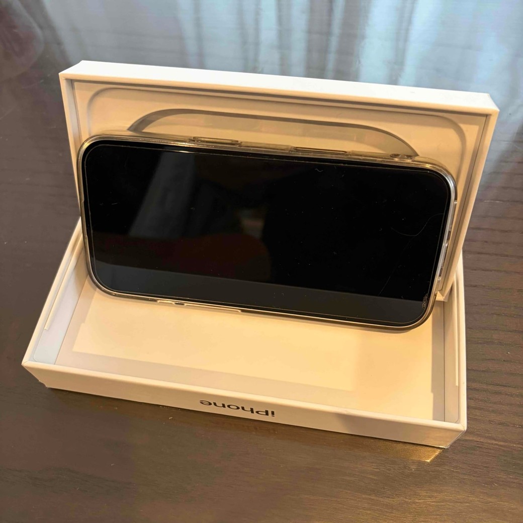 空ケースをiPhoneスタンドにしているところ