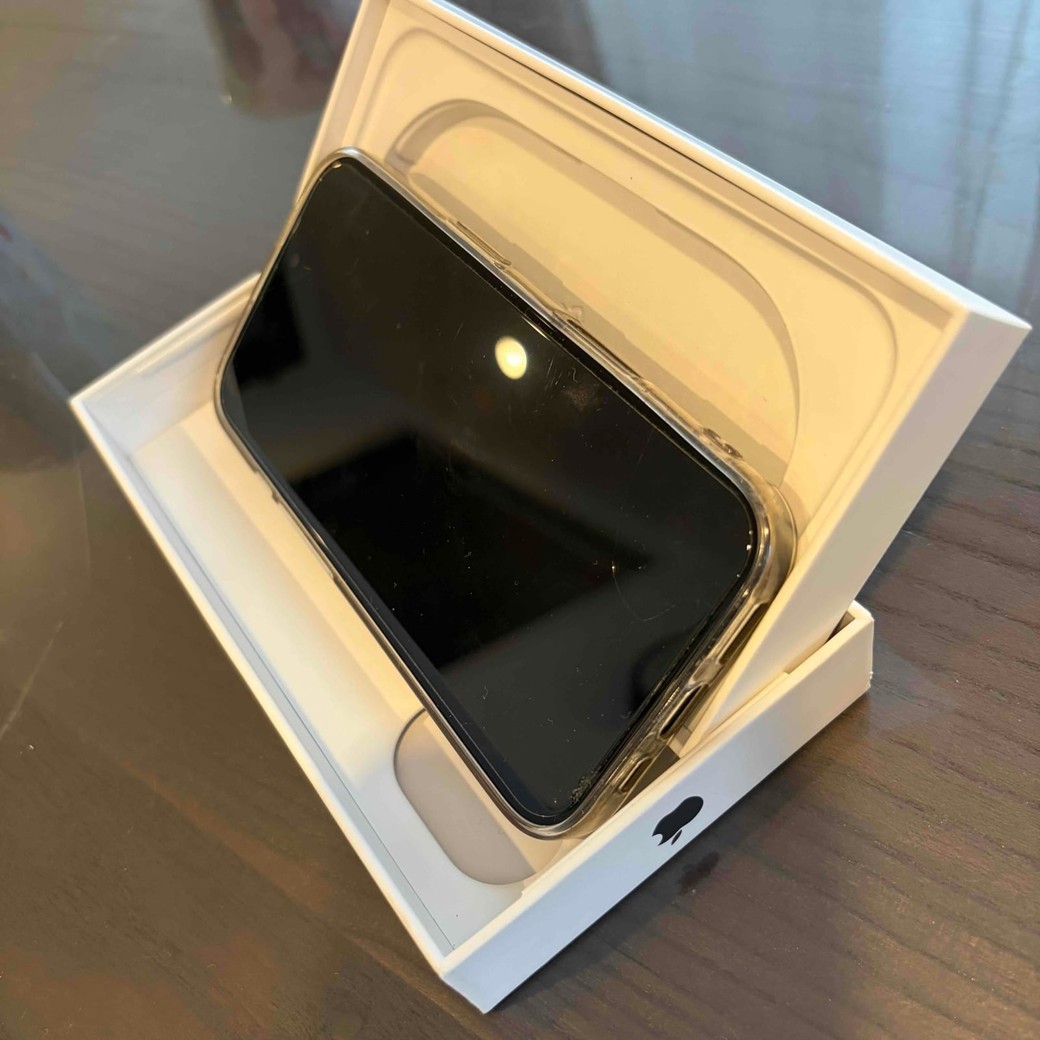 空ケースをスマホスタンドにしているところ