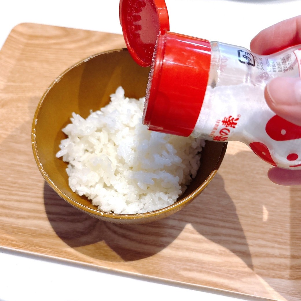 ごはんに味の素と塩を混ぜる