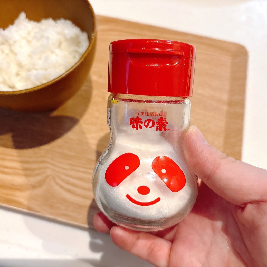 ごはんに味の素を入れておにぎりを作る