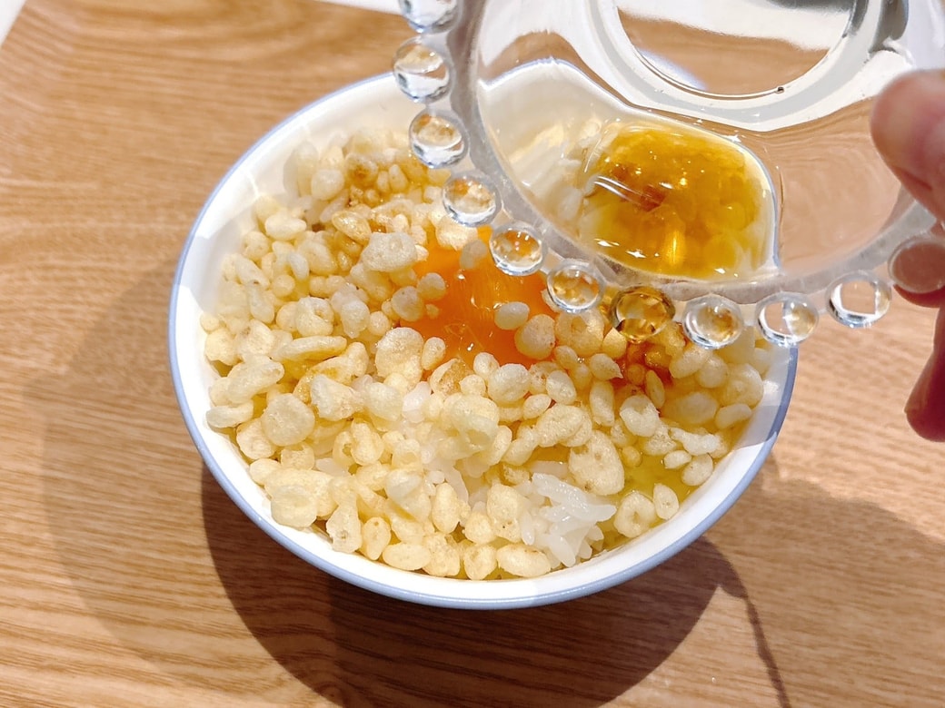 天かすとめんつゆをかける