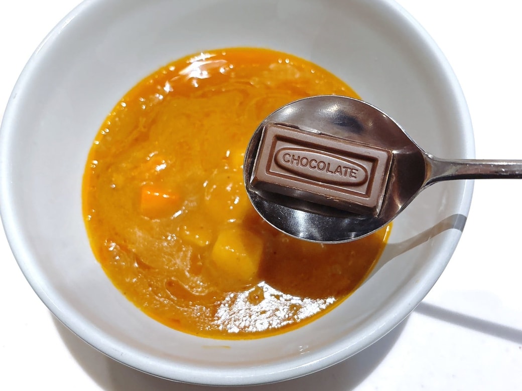 レトルトカレーにチョコレートを加える