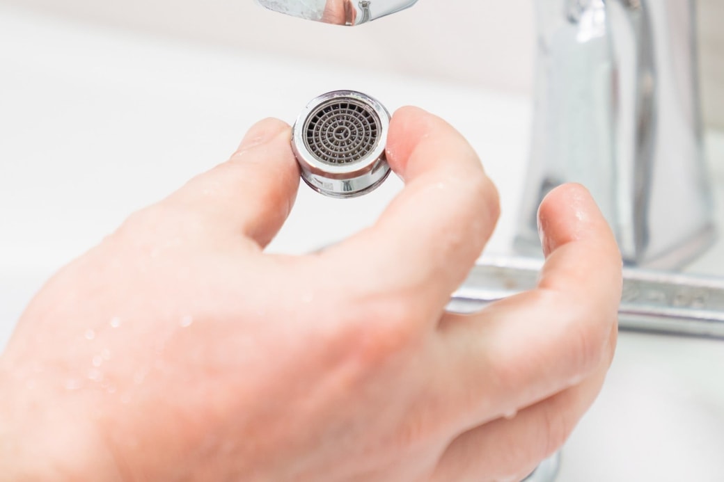 ストレーナーにごみが溜まっている