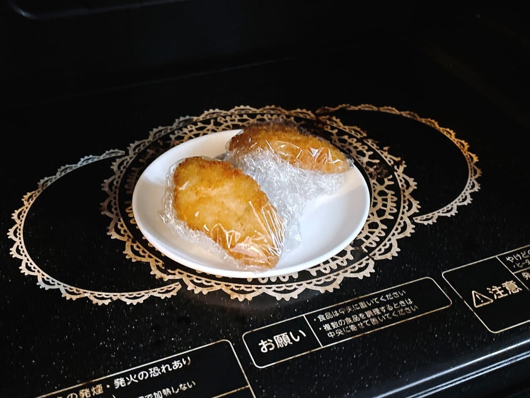 NG①油分が多い食品を直接包んで加熱する