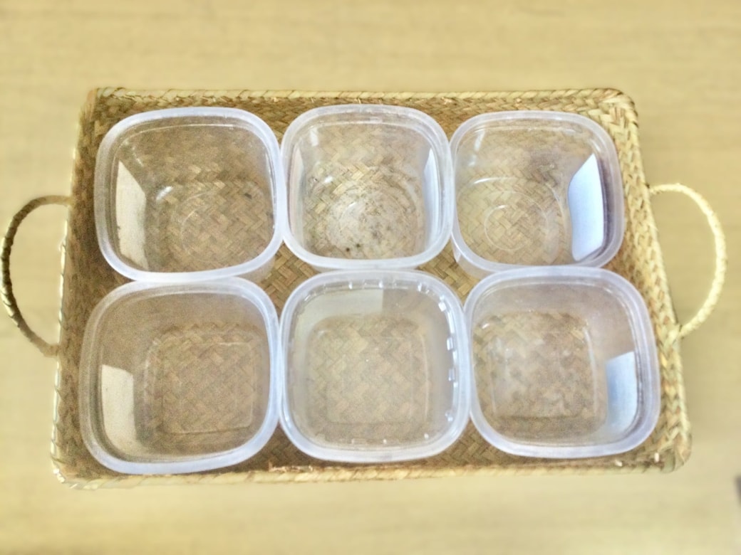 収納ボックスに味噌の空き容器をいれる