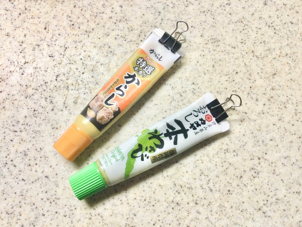 薬味チューブをダブルクリップで挟む