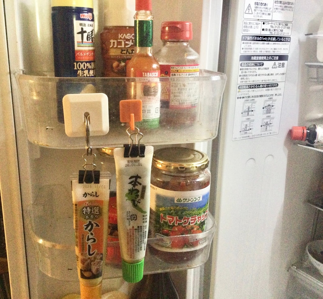 薬味チューブを吊り下げ収納にする