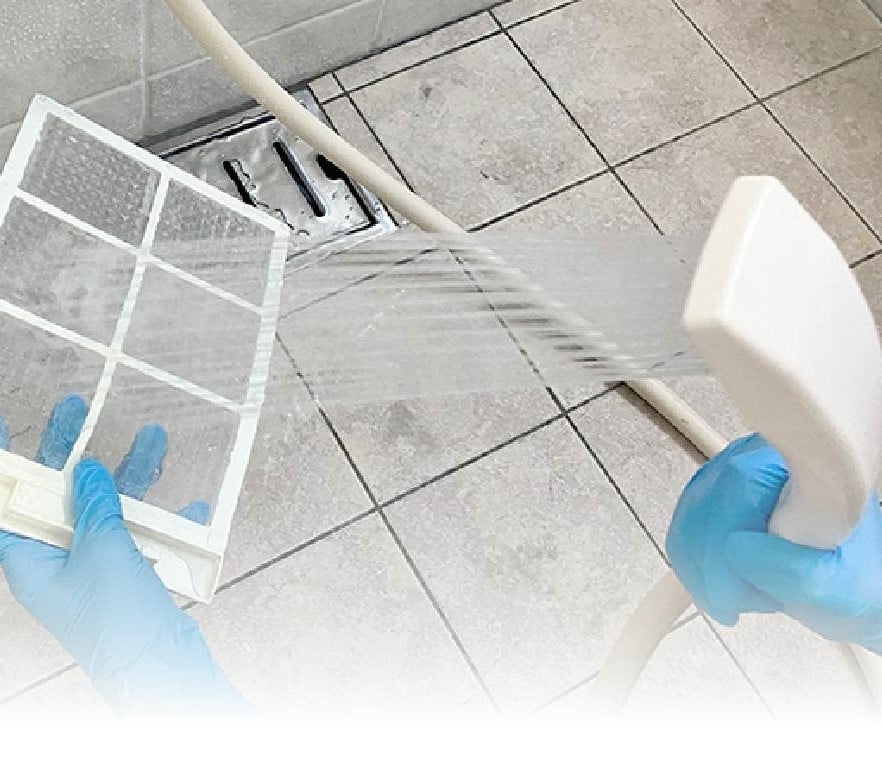 浴室乾燥機を掃除する人