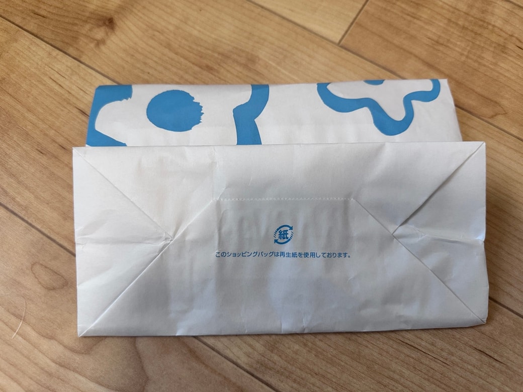 上部を底の部分に折って入れます