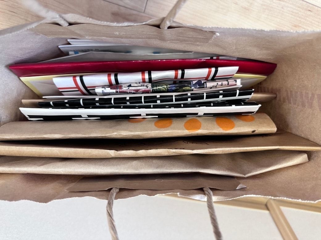 大きな紙袋の中に畳んだ紙袋を入れたところ