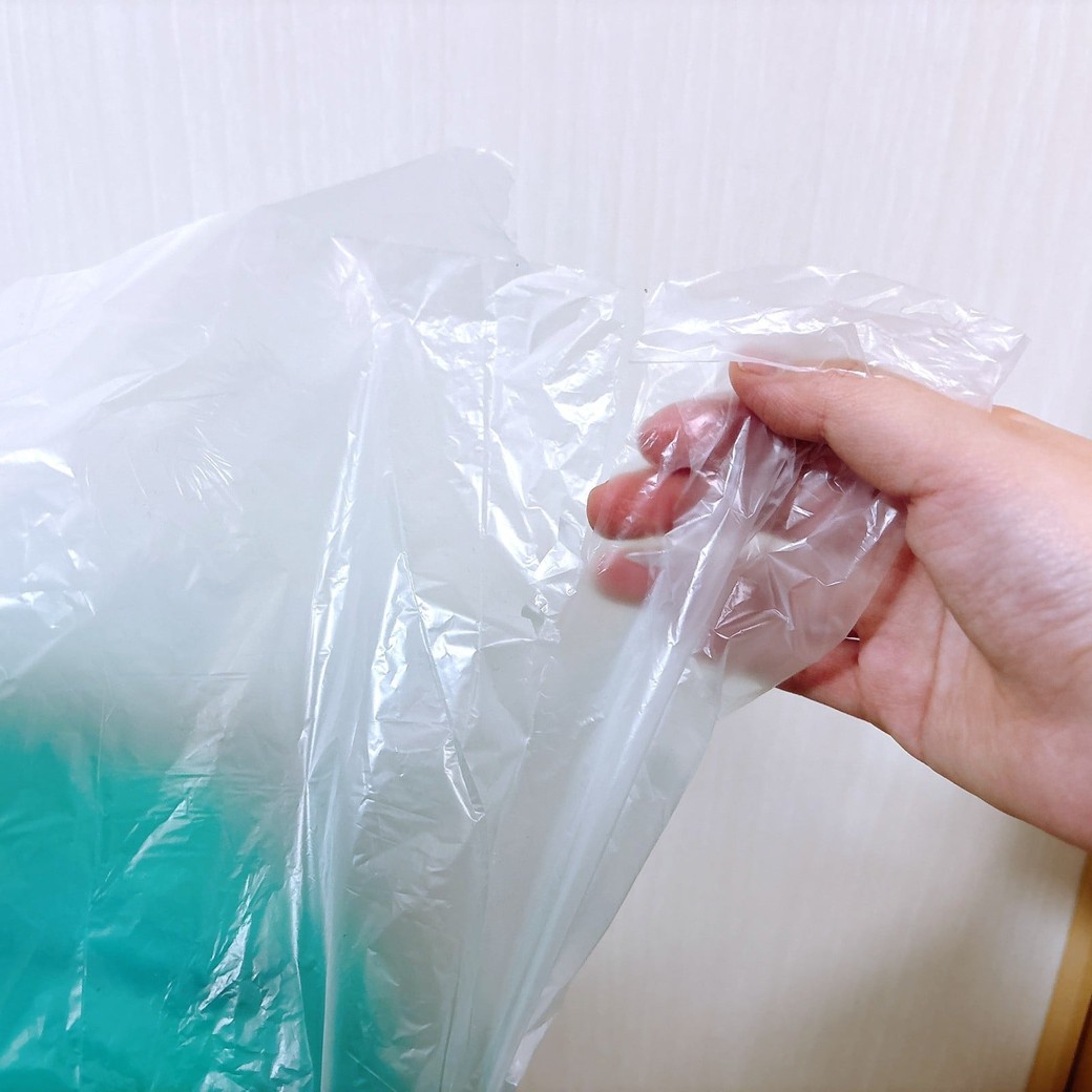 左右の切り込みを持って結ぶ