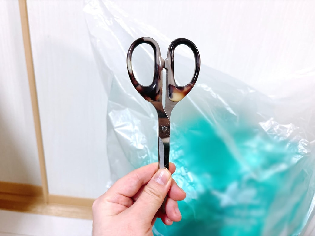 用意するのは、ゴミ袋とはさみだけ