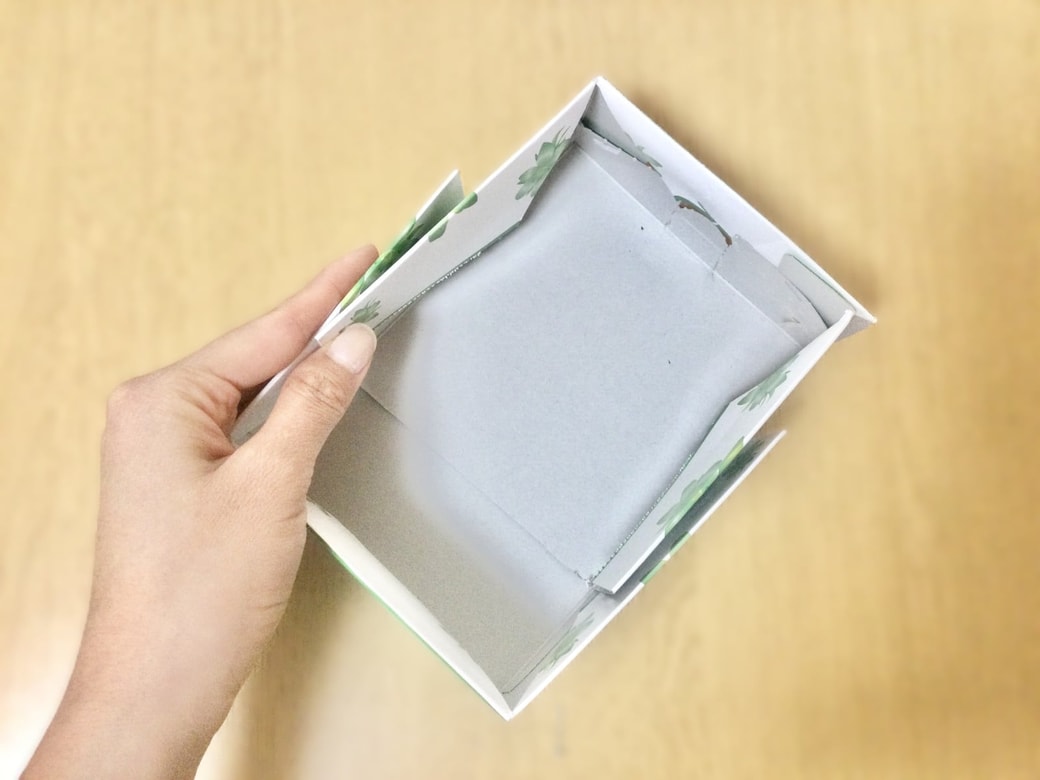 ティッシュの空き箱を半分に切る