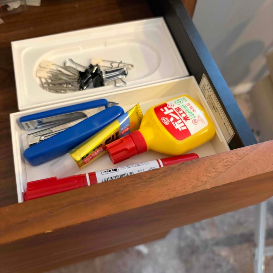 引き出しの中に文房具を入れた空きケースを入れたところ