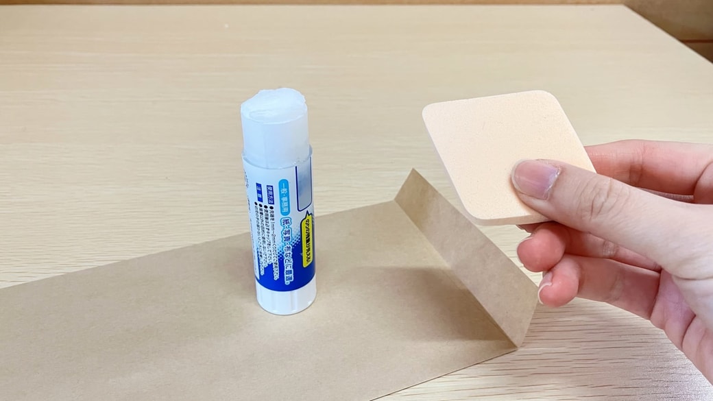 1.文具のりを塗るときの補助アイテムに