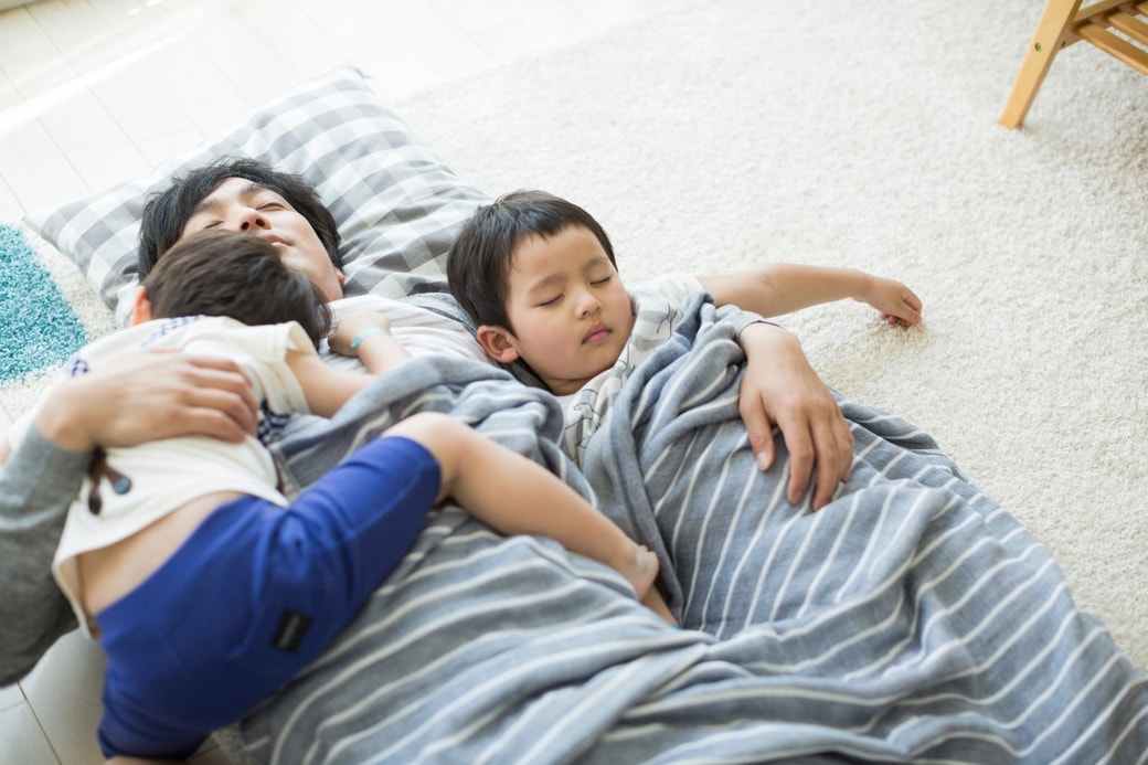 子どもの面倒を見るパパ