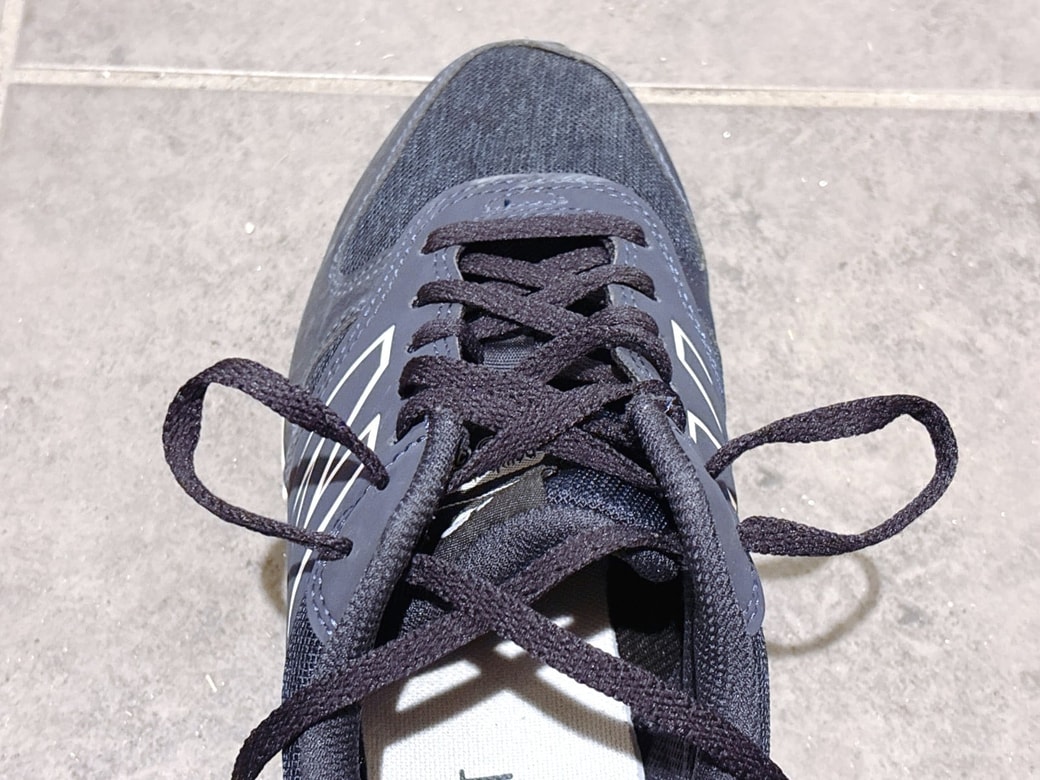 一番上の穴に紐を通して、輪っかを作る