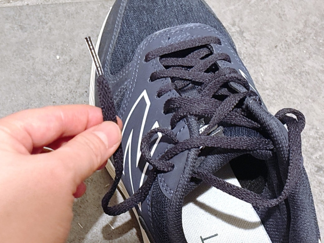 輪っかの中に反対側の紐を通す