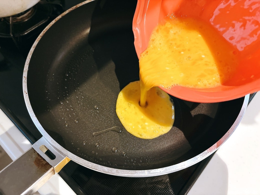 フライパンに卵液を流す