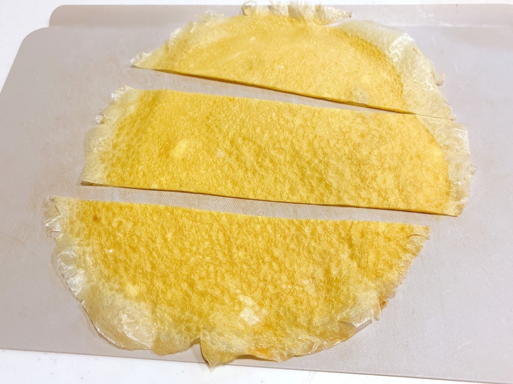 薄焼き卵を3等分に切る