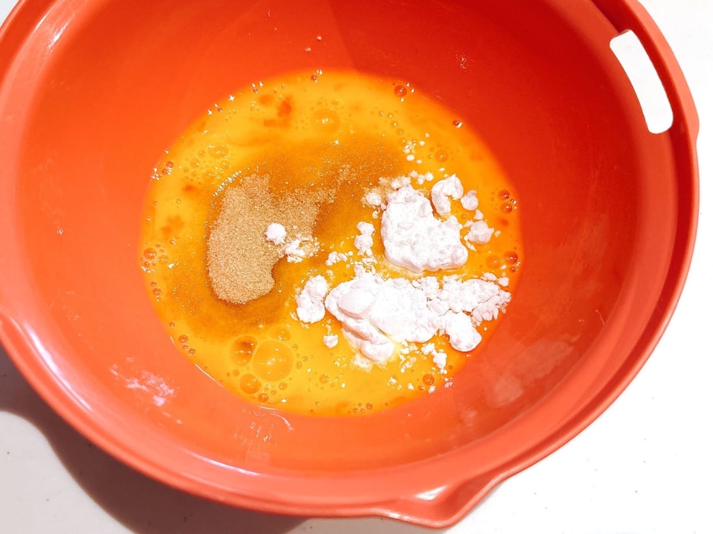 砂糖と片栗粉を加える