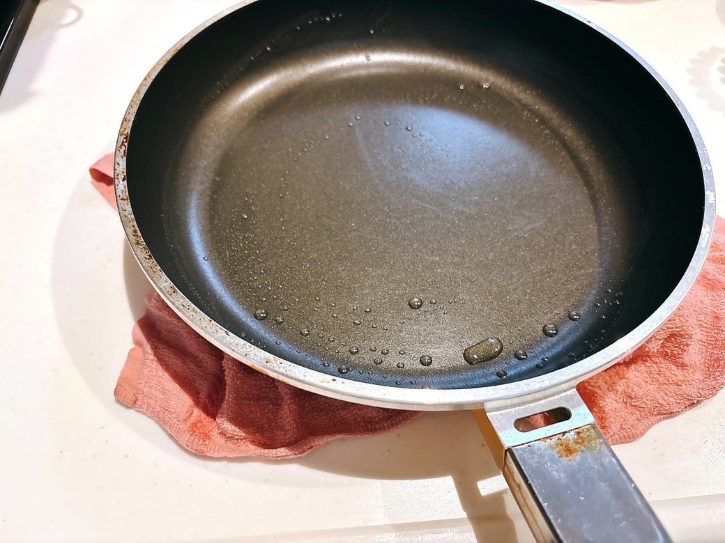 濡れふきんの上に置いて底を冷ます