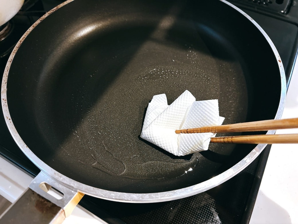 油を引いて中火で熱する