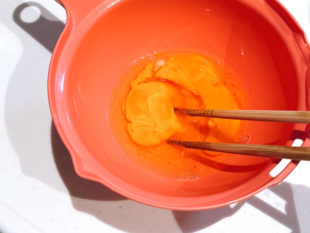 卵を割りほぐす