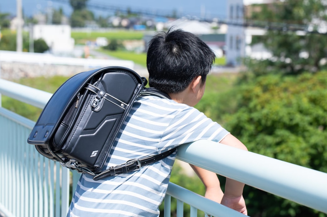 遠くを見る子ども