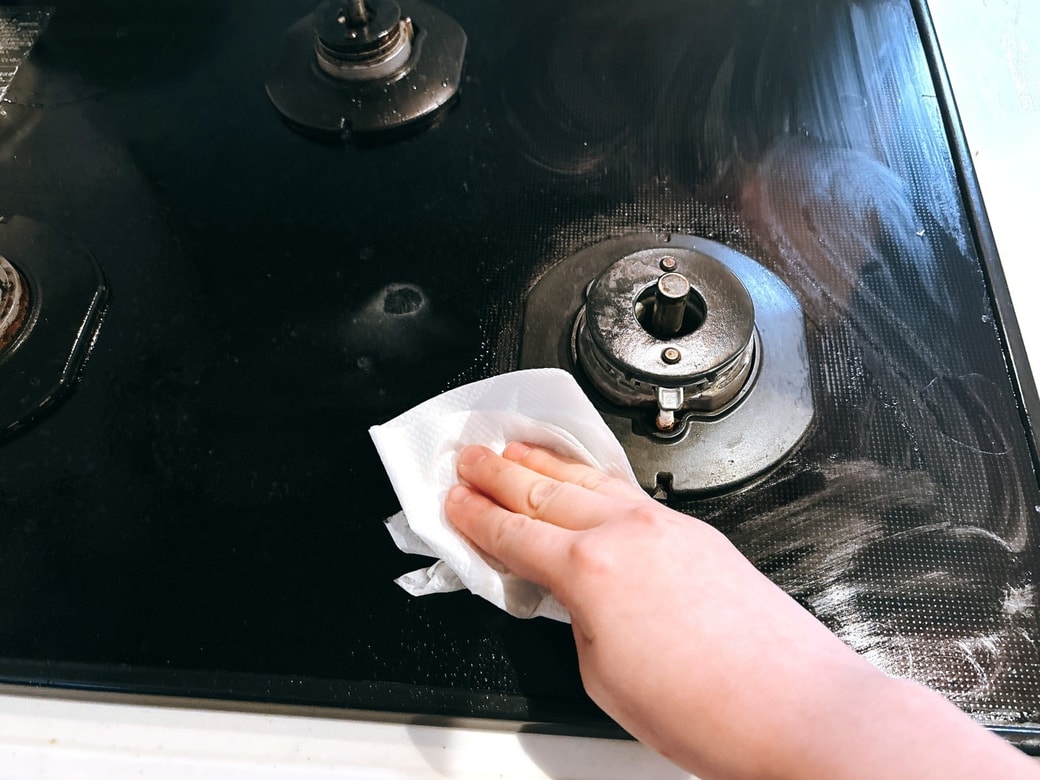 コンロの汚れを拭き取る