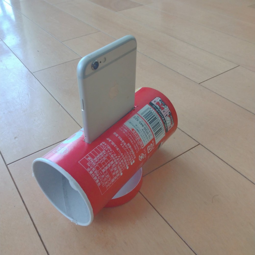 スマホを入れたチップスターの空き容器