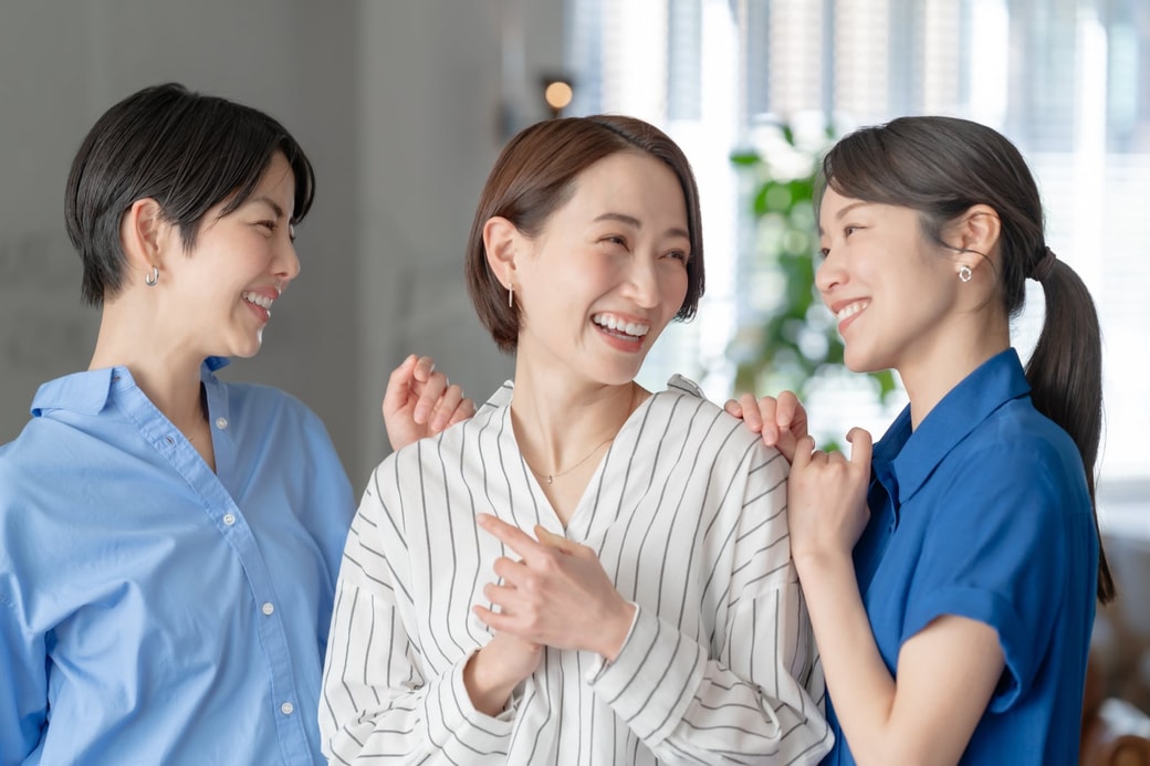 笑顔で話す女性3人