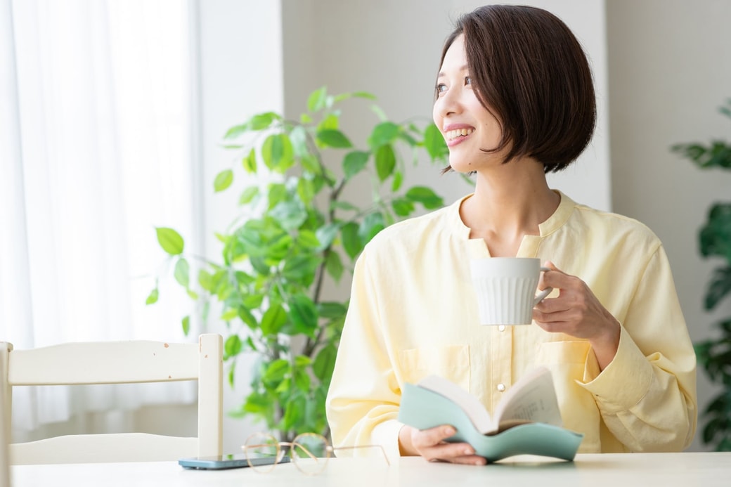 一人でくつろぐ女性
