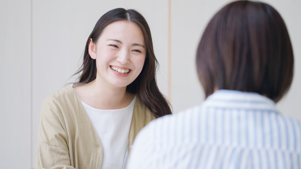 笑顔で会話する女性