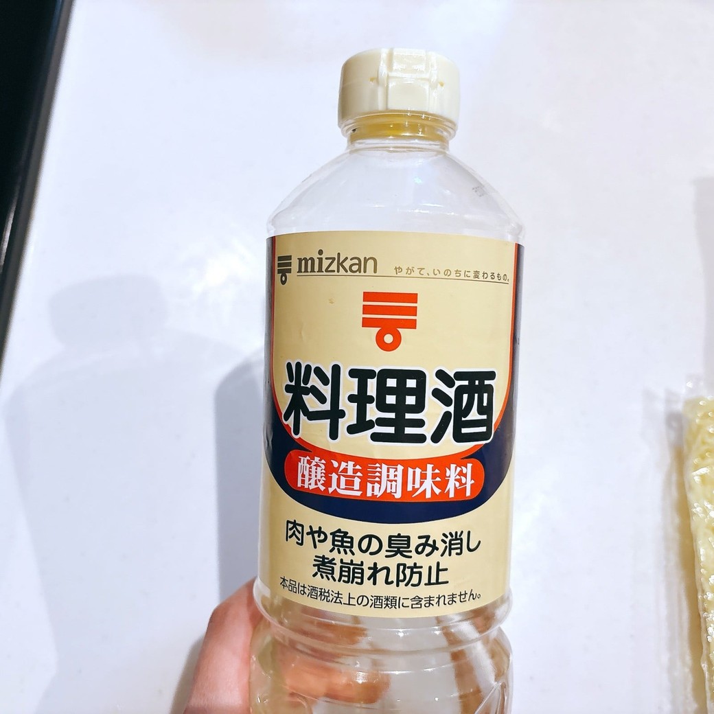 焼きそばの麺を料理酒でほぐす