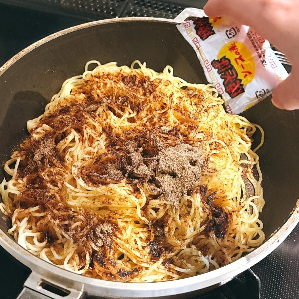 焼きそばソースを麺に絡める