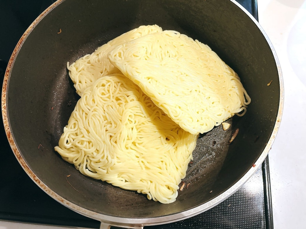 麺に焼き色を付ける