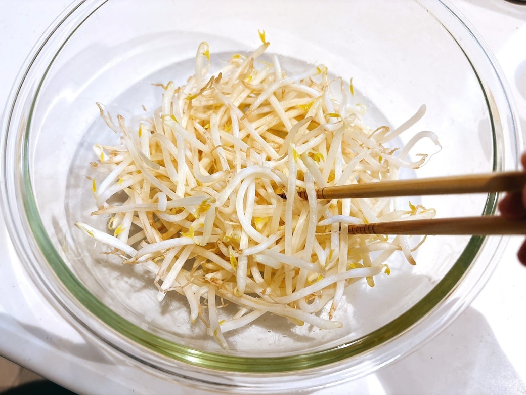 もやしをごま油でコーティングする