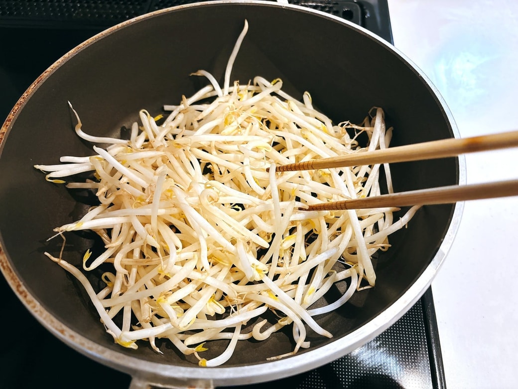 フライパンでもやしを炒める