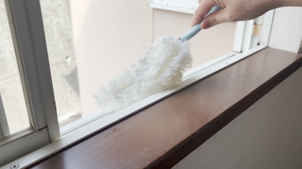 まずはハンディワイパーで砂ぼこりを取り除く